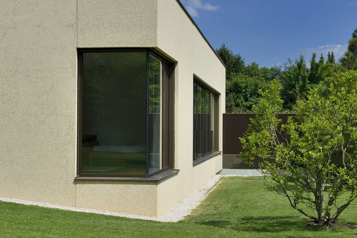 An Elegant Minimalist Home with a Roof Garden in Bavaria, Germany by F64 Architekten (3)