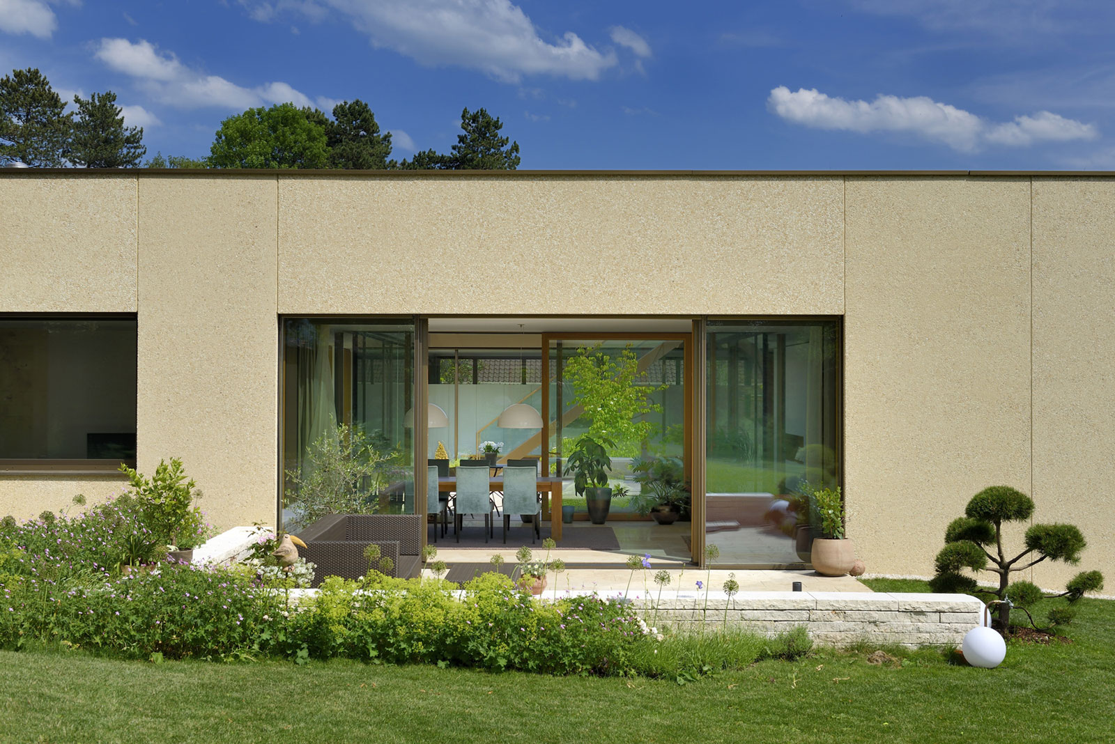 An Elegant Minimalist Home with a Roof Garden in Bavaria, Germany by F64 Architekten (4)
