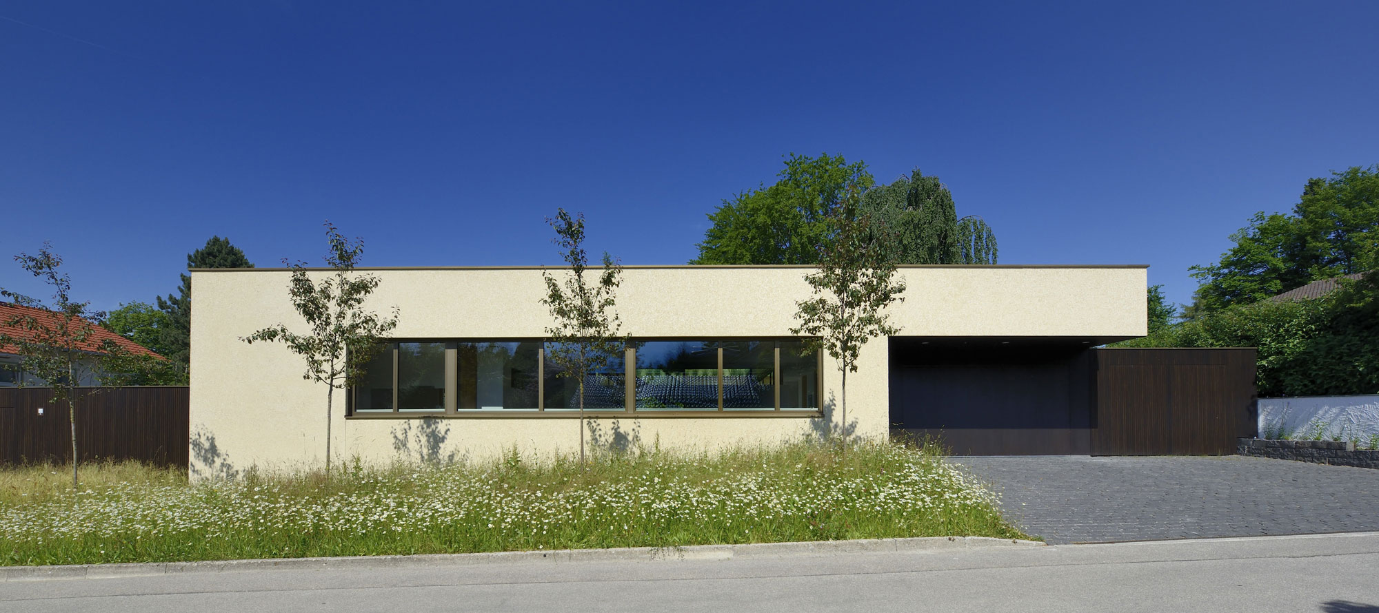 An Elegant Minimalist Home with a Roof Garden in Bavaria, Germany by F64 Architekten (6)