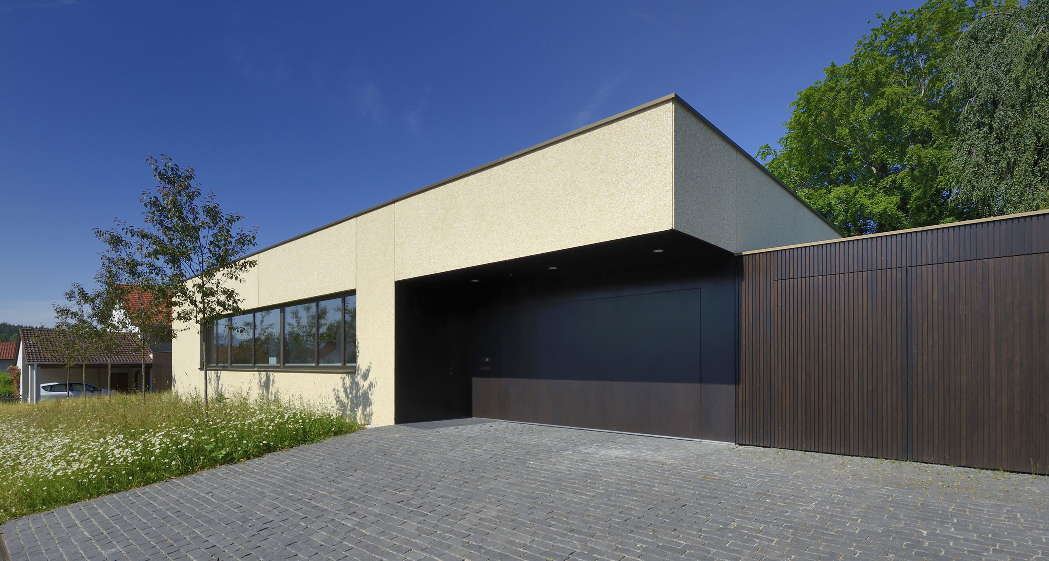 An Elegant Minimalist Home with a Roof Garden in Bavaria, Germany by F64 Architekten (7)