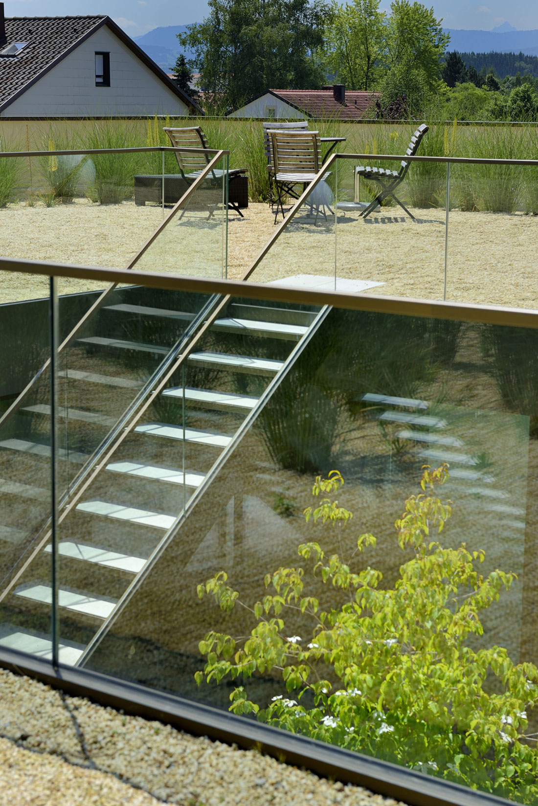 An Elegant Minimalist Home with a Roof Garden in Bavaria, Germany by F64 Architekten (9)