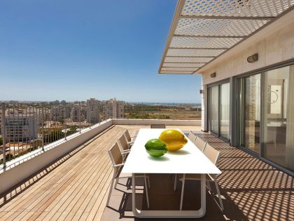 An Elegant Modern Apartment with Warm and Welcoming Atmosphere in Tel Aviv by Michal Schein (13)