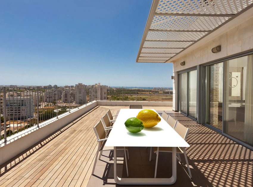 An Elegant Modern Apartment with Warm and Welcoming Atmosphere in Tel Aviv by Michal Schein (13)