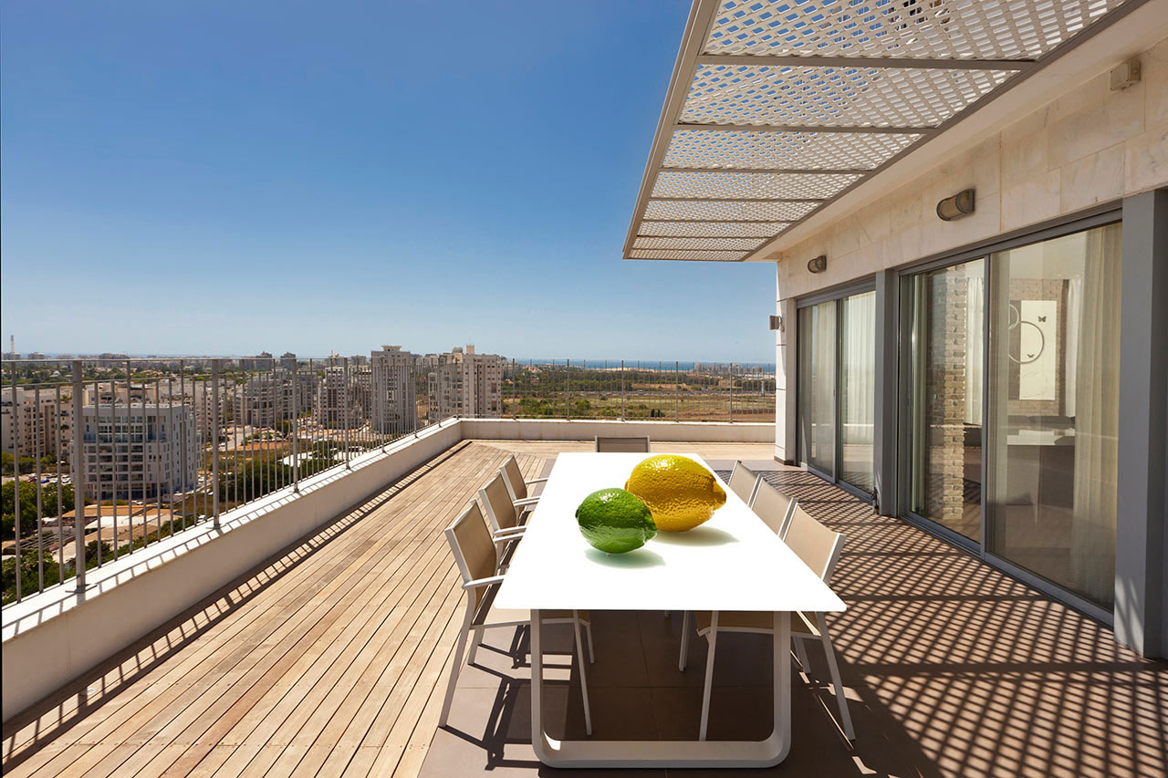An Elegant Modern Apartment with Warm and Welcoming Atmosphere in Tel Aviv by Michal Schein (13)