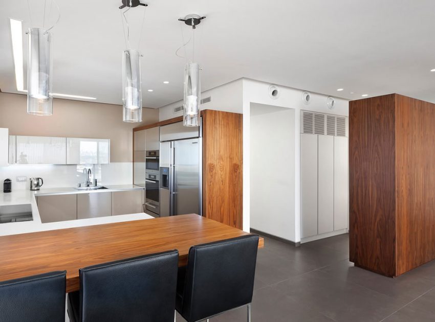 An Elegant Modern Apartment with Warm and Welcoming Atmosphere in Tel Aviv by Michal Schein (5)