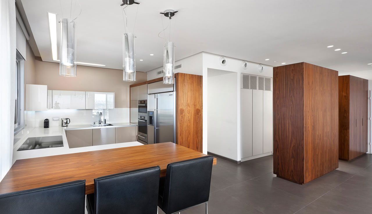 An Elegant Modern Apartment with Warm and Welcoming Atmosphere in Tel Aviv by Michal Schein (5)