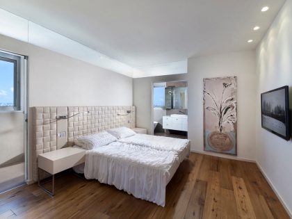 An Elegant Modern Apartment with Warm and Welcoming Atmosphere in Tel Aviv by Michal Schein (8)