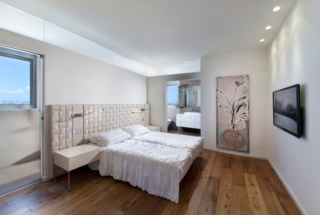 An Elegant Modern Apartment with Warm and Welcoming Atmosphere in Tel Aviv by Michal Schein (8)