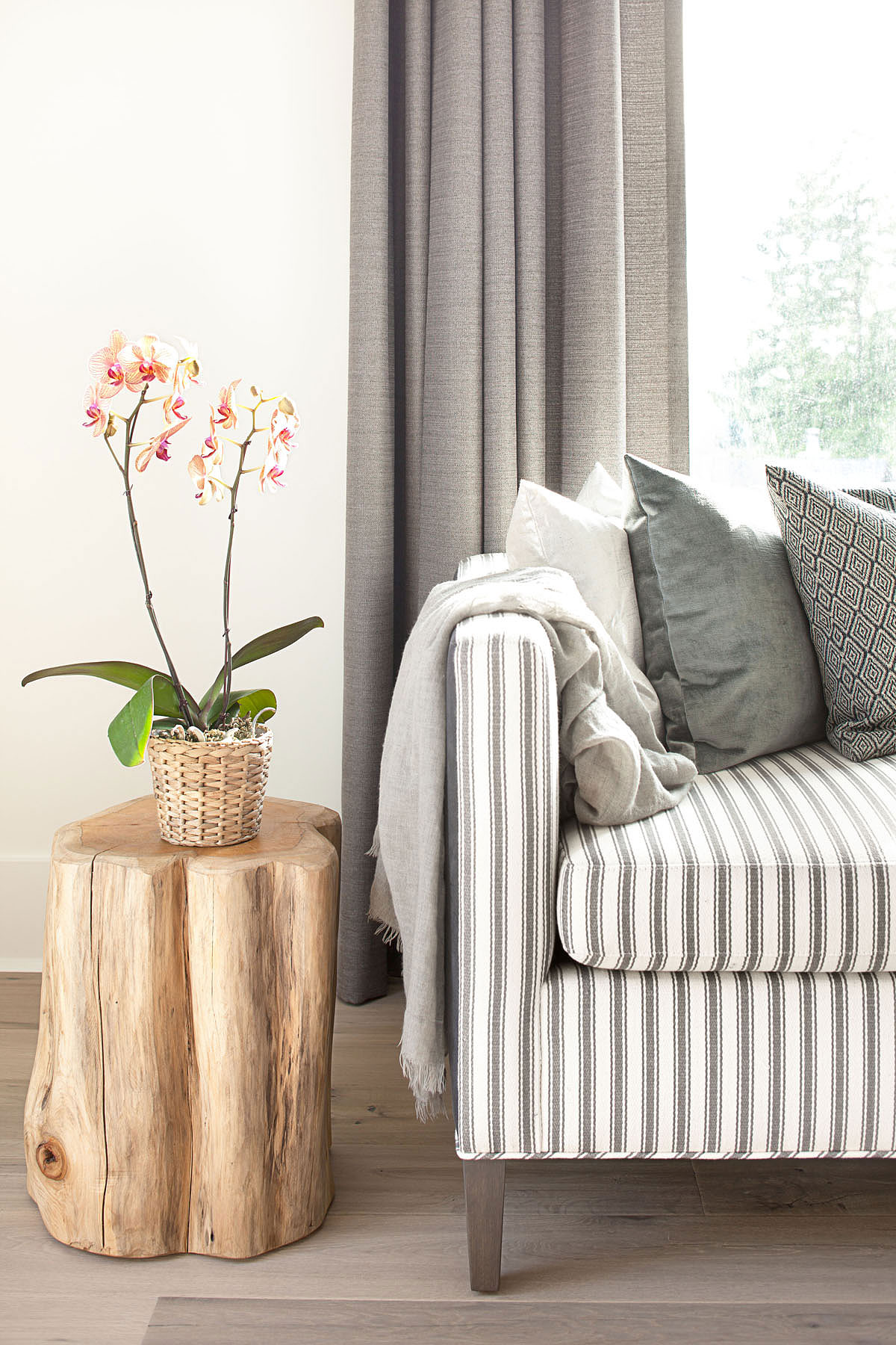 An Elegant Modern Farmhouse with Cozy and Comfortable Appearance in West Vancouver by Kelly Deck (27)