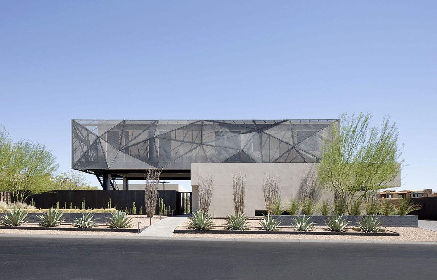 An Elegant Modern House with Beautiful Interiors in the Desert of Nevada by assemblageSTUDIO (1)