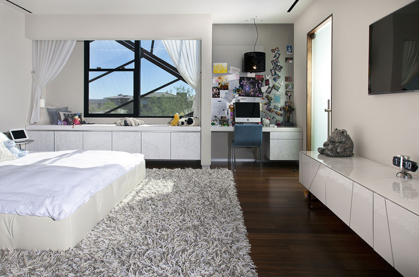 An Elegant Modern House with Beautiful Interiors in the Desert of Nevada by assemblageSTUDIO (17)