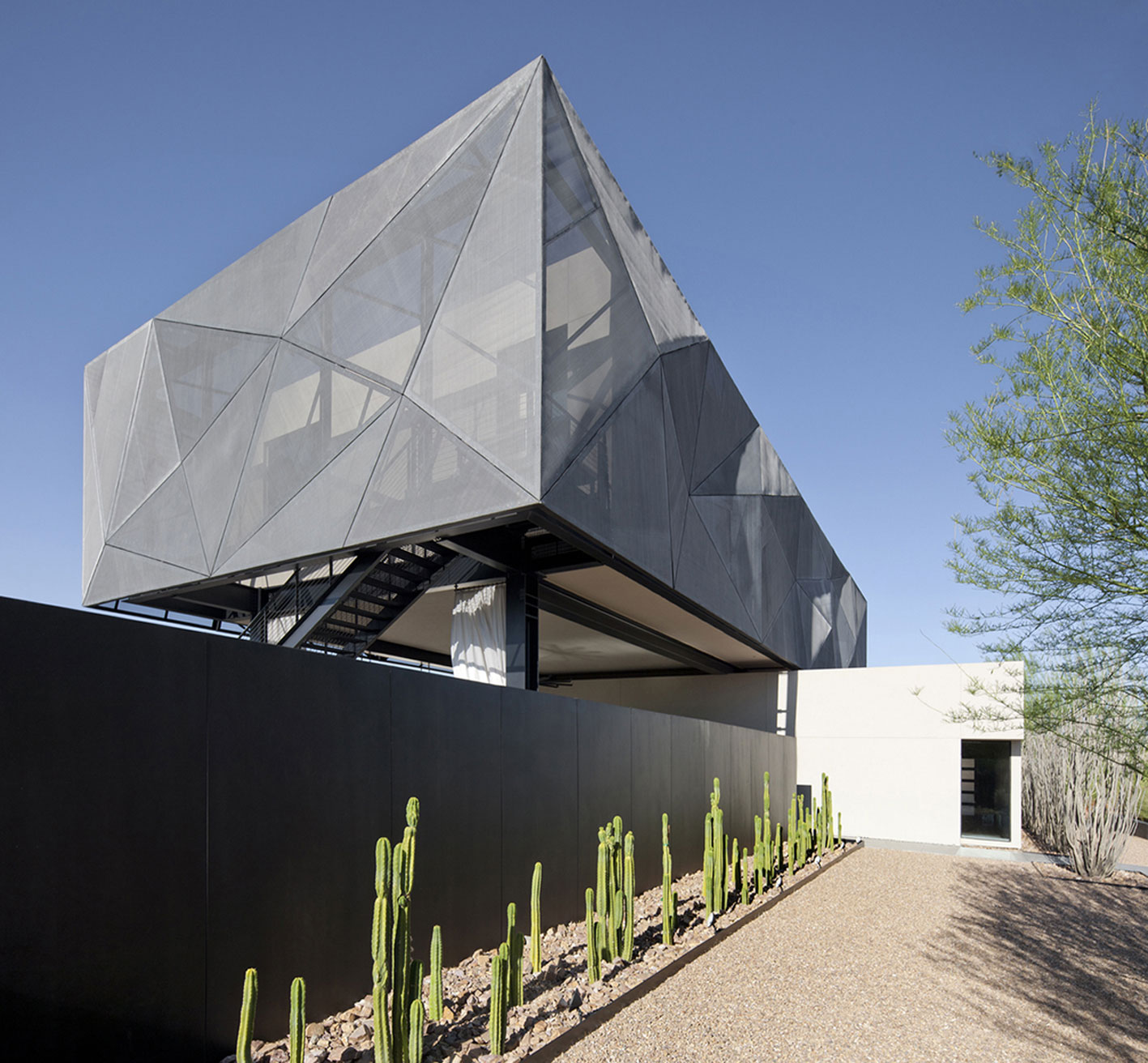 An Elegant Modern House with Beautiful Interiors in the Desert of Nevada by assemblageSTUDIO (2)