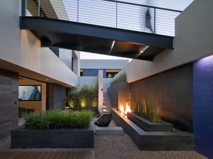 An Elegant Modern House with Beautiful Interiors in the Desert of Nevada by assemblageSTUDIO (22)