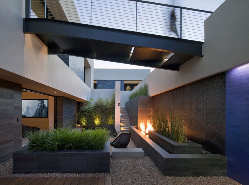 An Elegant Modern House with Beautiful Interiors in the Desert of Nevada by assemblageSTUDIO (22)
