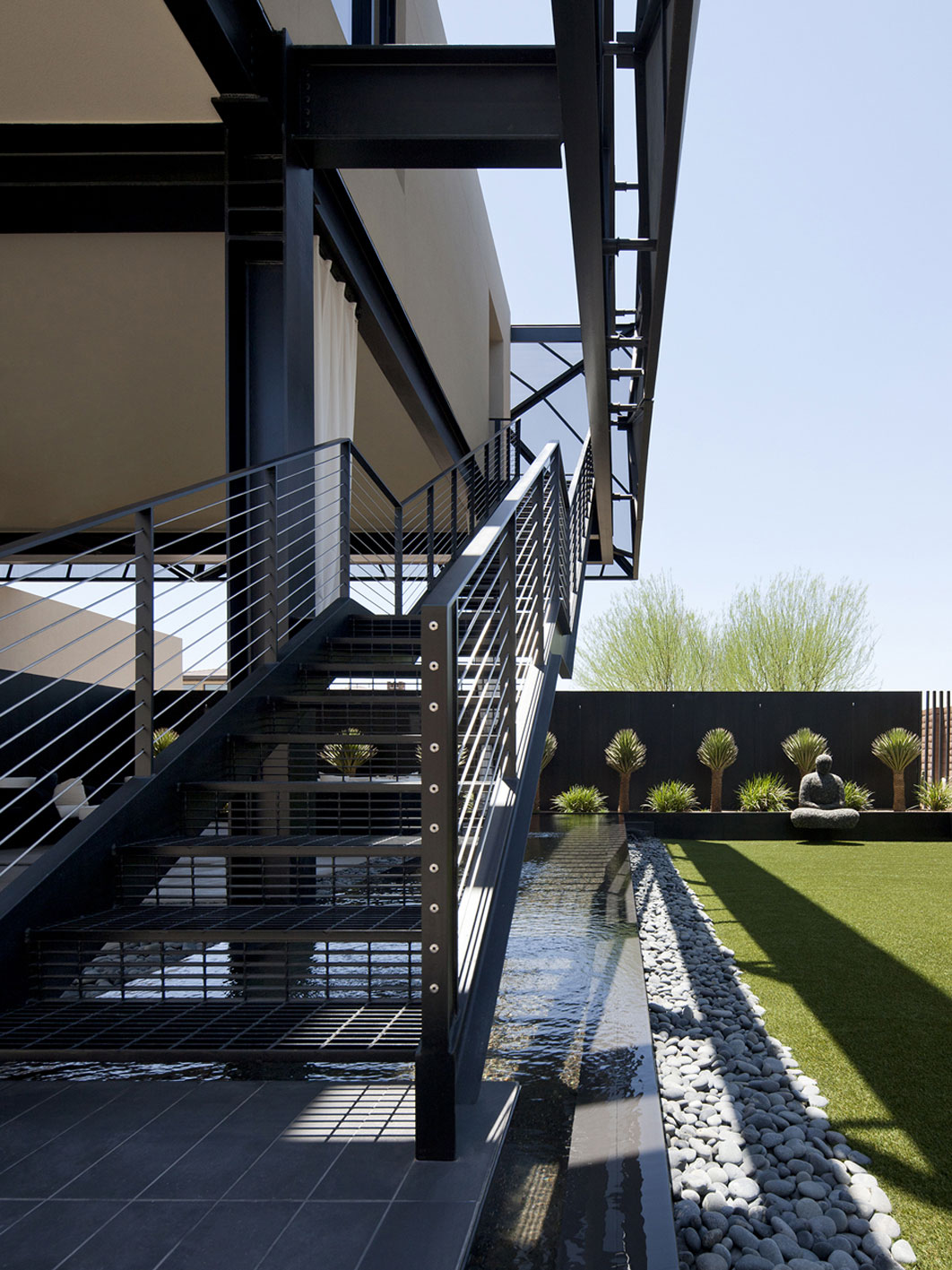 An Elegant Modern House with Beautiful Interiors in the Desert of Nevada by assemblageSTUDIO (4)