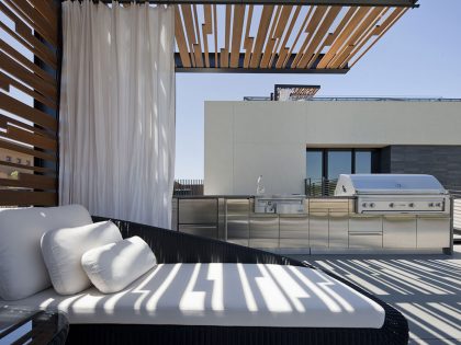 An Elegant Modern House with Beautiful Interiors in the Desert of Nevada by assemblageSTUDIO (6)