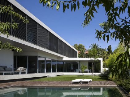 An Elegant Modern Rectangular-Shaped House with Joyful Interiors in Restelo, Portugal by Leonor Duarte Ferreira & pmc arquitectos (1)