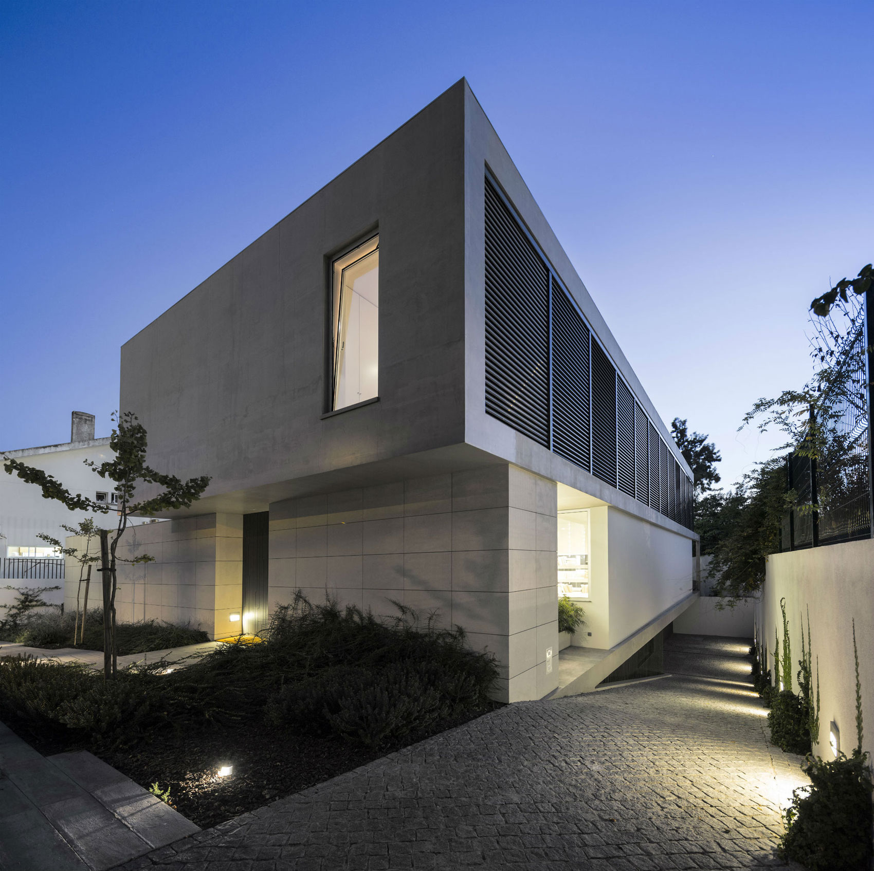 An Elegant Modern Rectangular-Shaped House with Joyful Interiors in Restelo, Portugal by Leonor Duarte Ferreira & pmc arquitectos (10)