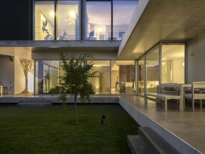 An Elegant Modern Rectangular-Shaped House with Joyful Interiors in Restelo, Portugal by Leonor Duarte Ferreira & pmc arquitectos (11)