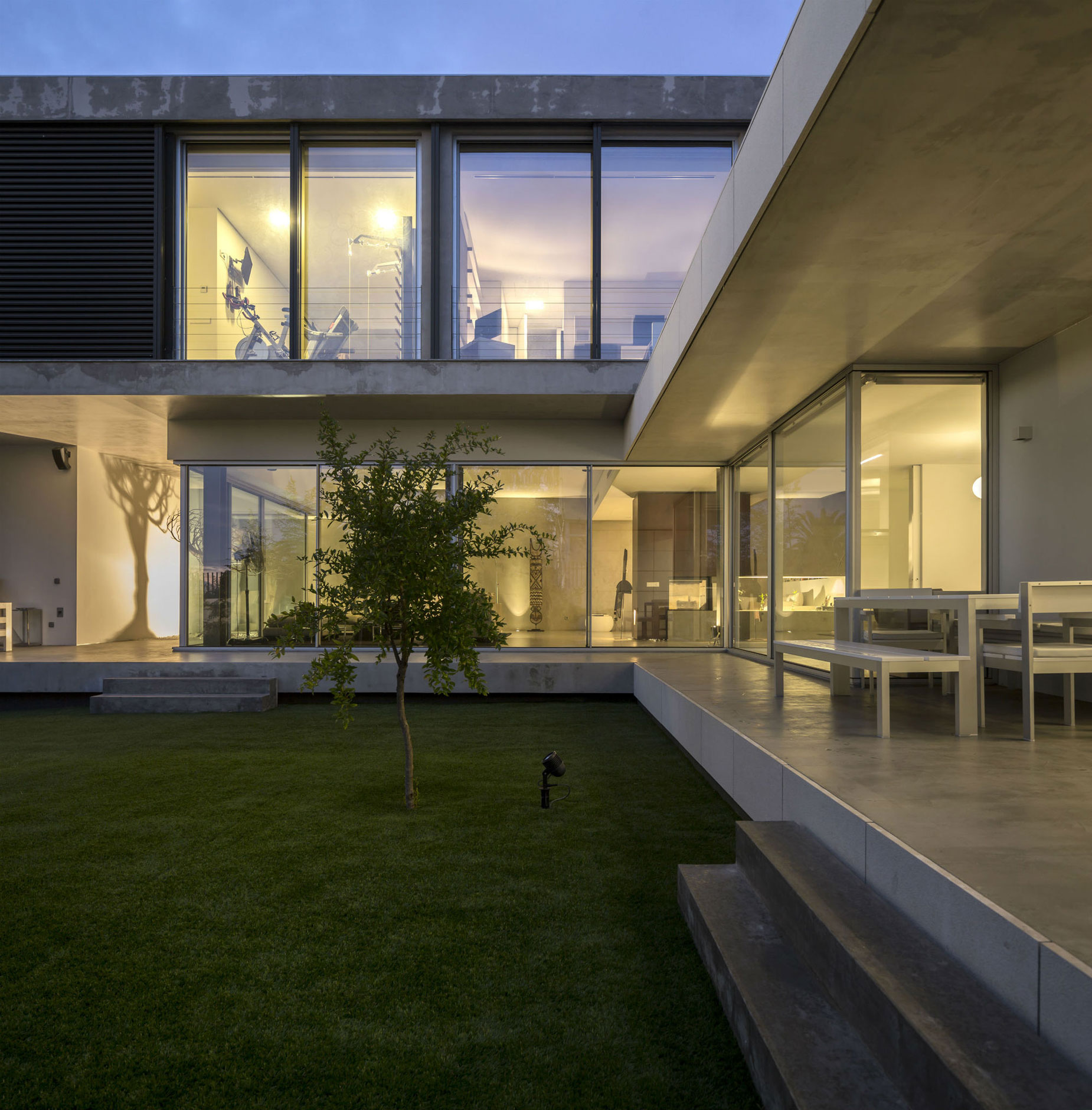 An Elegant Modern Rectangular-Shaped House with Joyful Interiors in Restelo, Portugal by Leonor Duarte Ferreira & pmc arquitectos (11)