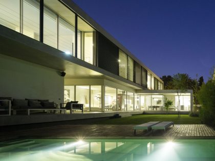 An Elegant Modern Rectangular-Shaped House with Joyful Interiors in Restelo, Portugal by Leonor Duarte Ferreira & pmc arquitectos (12)