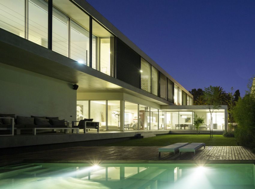 An Elegant Modern Rectangular-Shaped House with Joyful Interiors in Restelo, Portugal by Leonor Duarte Ferreira & pmc arquitectos (12)