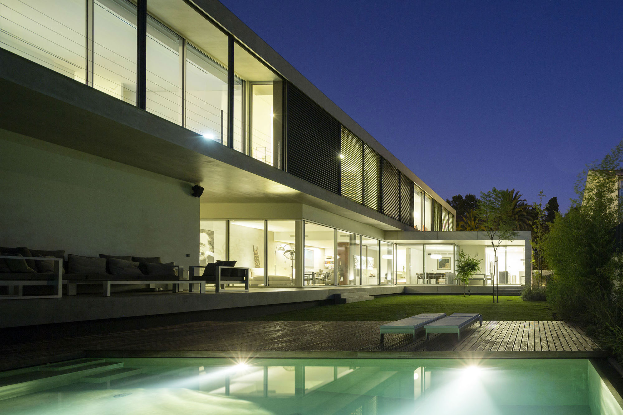 An Elegant Modern Rectangular-Shaped House with Joyful Interiors in Restelo, Portugal by Leonor Duarte Ferreira & pmc arquitectos (12)