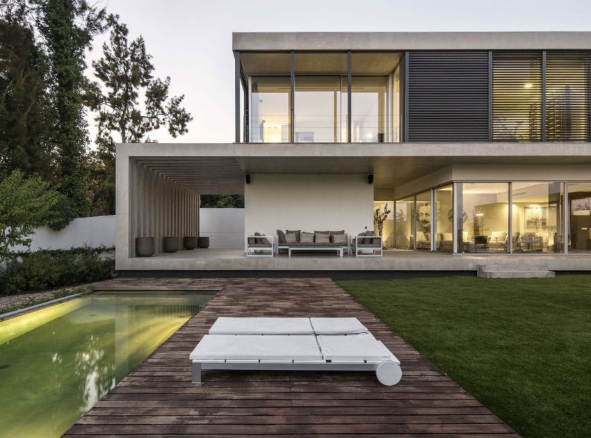 An Elegant Modern Rectangular-Shaped House with Joyful Interiors in Restelo, Portugal by Leonor Duarte Ferreira & pmc arquitectos (13)