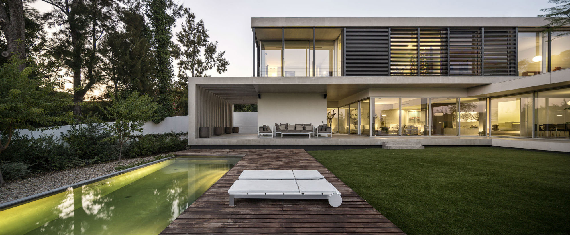 An Elegant Modern Rectangular-Shaped House with Joyful Interiors in Restelo, Portugal by Leonor Duarte Ferreira & pmc arquitectos (13)