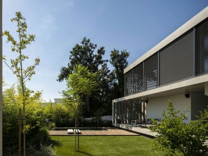 An Elegant Modern Rectangular-Shaped House with Joyful Interiors in Restelo, Portugal by Leonor Duarte Ferreira & pmc arquitectos (3)