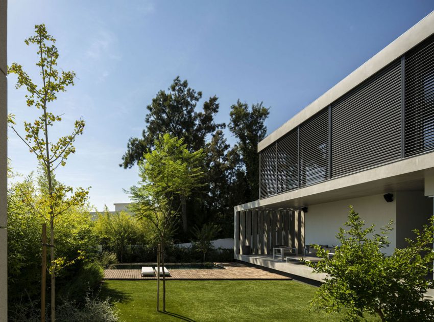 An Elegant Modern Rectangular-Shaped House with Joyful Interiors in Restelo, Portugal by Leonor Duarte Ferreira & pmc arquitectos (3)