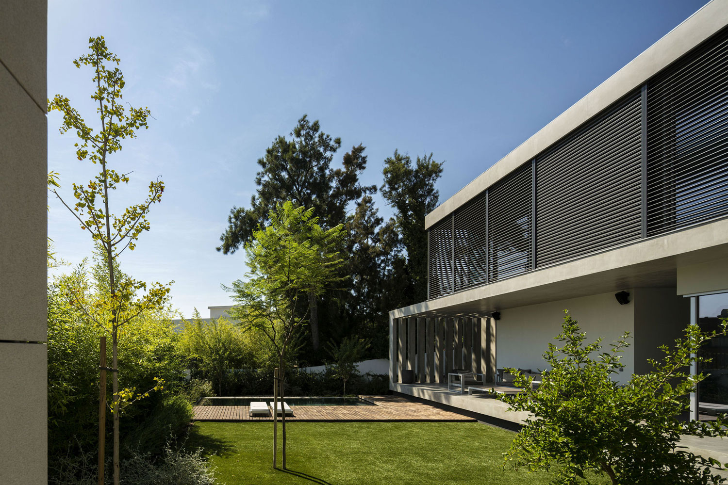 An Elegant Modern Rectangular-Shaped House with Joyful Interiors in Restelo, Portugal by Leonor Duarte Ferreira & pmc arquitectos (3)