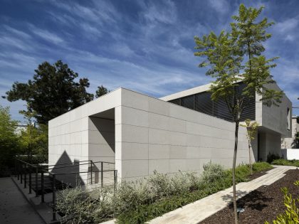 An Elegant Modern Rectangular-Shaped House with Joyful Interiors in Restelo, Portugal by Leonor Duarte Ferreira & pmc arquitectos (4)