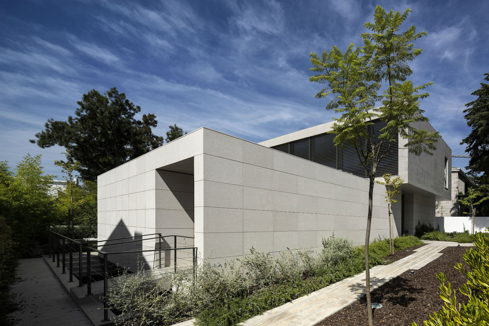 An Elegant Modern Rectangular-Shaped House with Joyful Interiors in Restelo, Portugal by Leonor Duarte Ferreira & pmc arquitectos (4)
