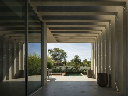 An Elegant Modern Rectangular-Shaped House with Joyful Interiors in Restelo, Portugal by Leonor Duarte Ferreira & pmc arquitectos (5)