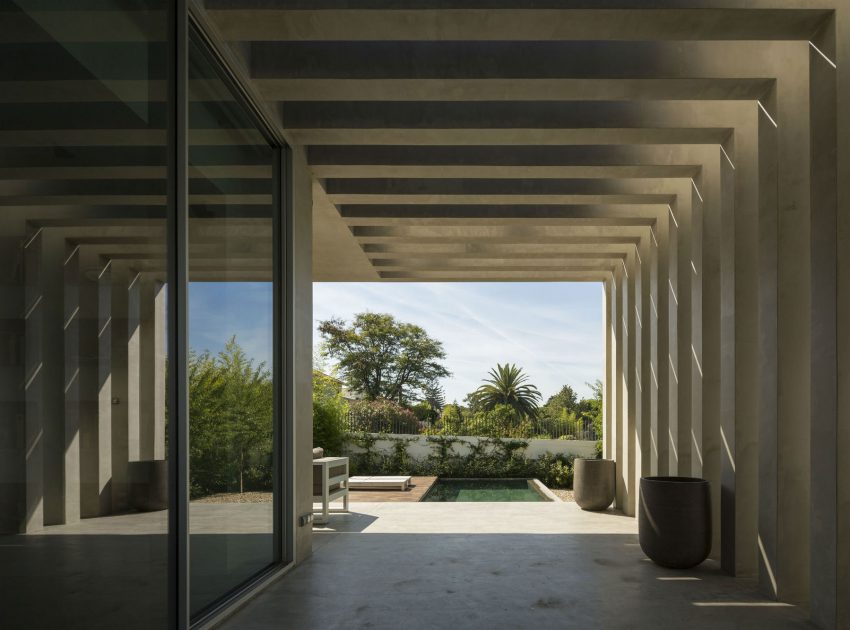 An Elegant Modern Rectangular-Shaped House with Joyful Interiors in Restelo, Portugal by Leonor Duarte Ferreira & pmc arquitectos (5)