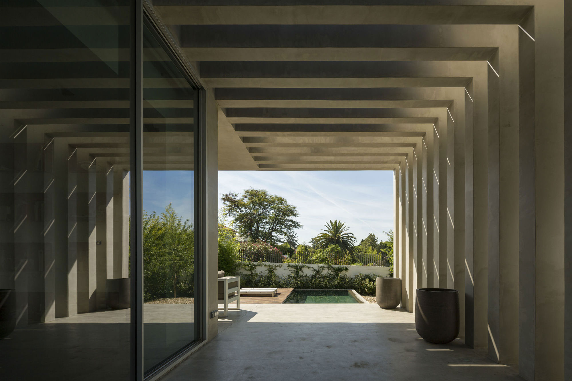 An Elegant Modern Rectangular-Shaped House with Joyful Interiors in Restelo, Portugal by Leonor Duarte Ferreira & pmc arquitectos (5)