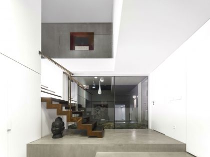 An Elegant Modern Rectangular-Shaped House with Joyful Interiors in Restelo, Portugal by Leonor Duarte Ferreira & pmc arquitectos (7)
