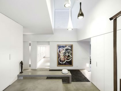 An Elegant Modern Rectangular-Shaped House with Joyful Interiors in Restelo, Portugal by Leonor Duarte Ferreira & pmc arquitectos (8)