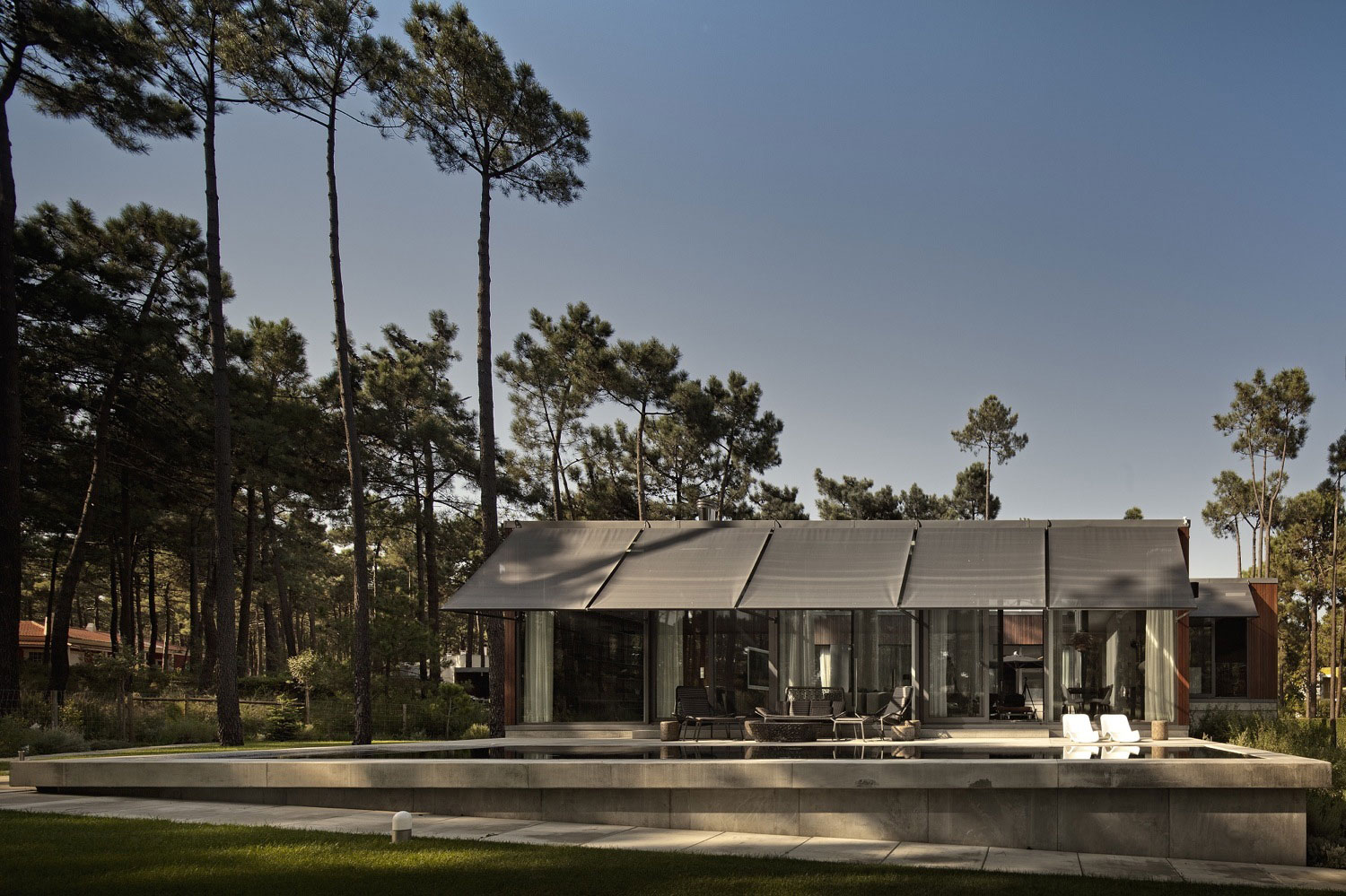An Elegant Modern U-Shaped House in a Dense Pine Forest in Aroeira, Portugal by ColectivArquitectura (1)