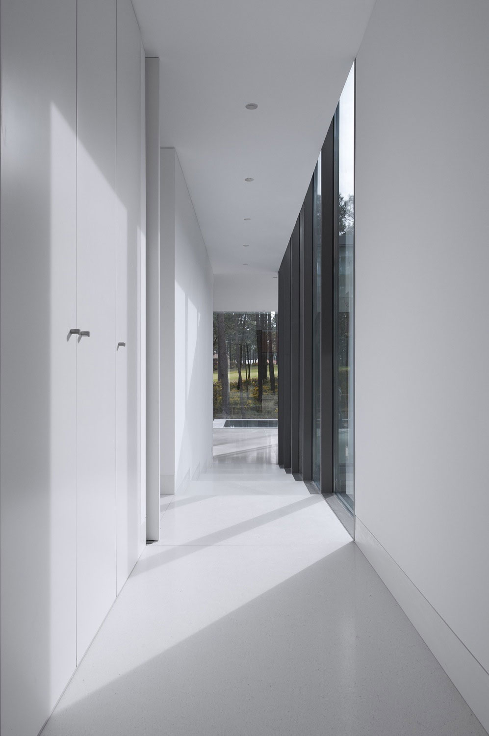 An Elegant Modern U-Shaped House in a Dense Pine Forest in Aroeira, Portugal by ColectivArquitectura (10)