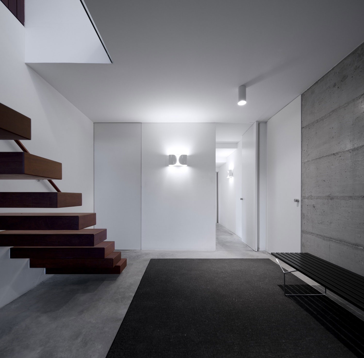 An Elegant Modern U-Shaped House in a Dense Pine Forest in Aroeira, Portugal by ColectivArquitectura (11)