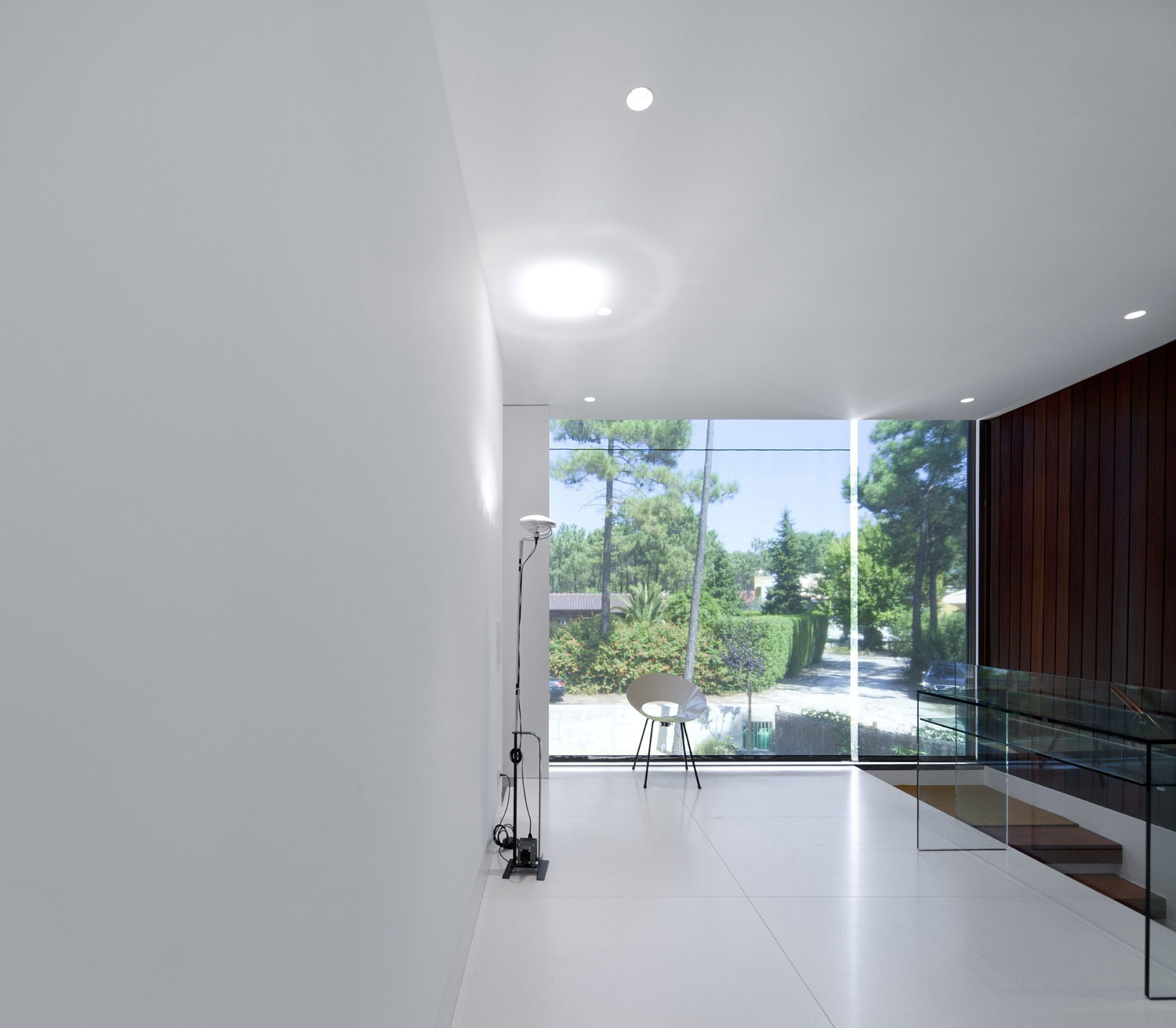 An Elegant Modern U-Shaped House in a Dense Pine Forest in Aroeira, Portugal by ColectivArquitectura (13)