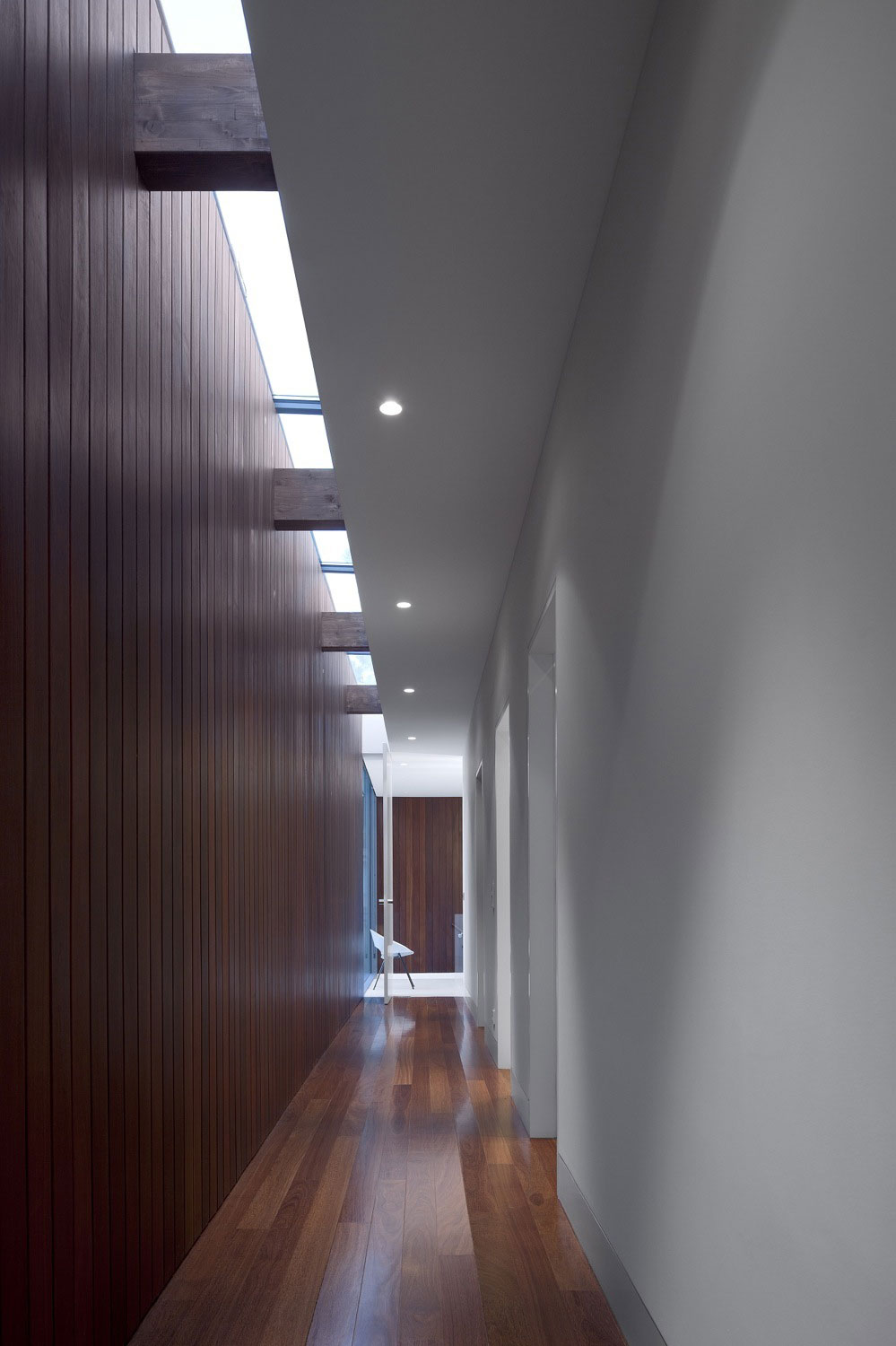 An Elegant Modern U-Shaped House in a Dense Pine Forest in Aroeira, Portugal by ColectivArquitectura (14)