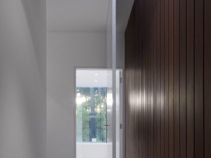 An Elegant Modern U-Shaped House in a Dense Pine Forest in Aroeira, Portugal by ColectivArquitectura (15)
