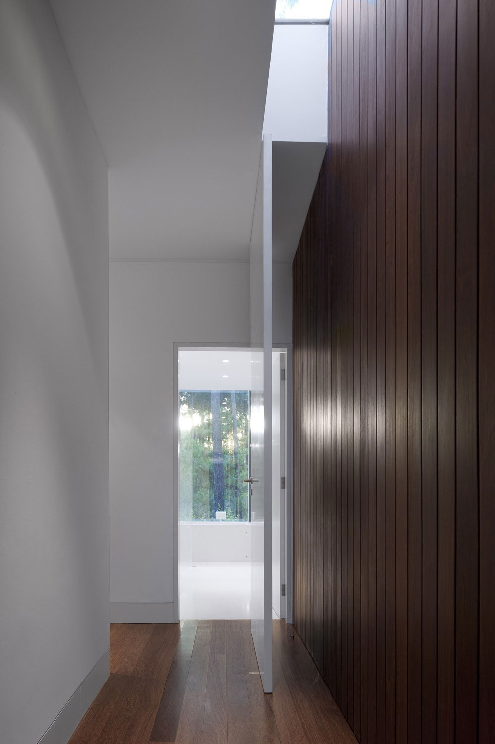 An Elegant Modern U-Shaped House in a Dense Pine Forest in Aroeira, Portugal by ColectivArquitectura (15)