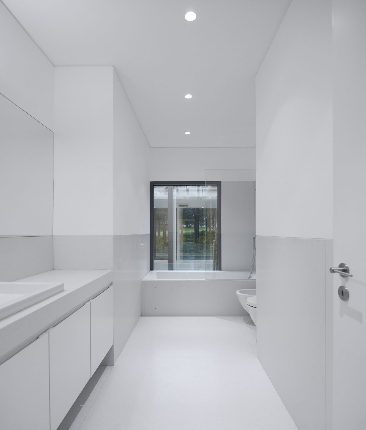 An Elegant Modern U-Shaped House in a Dense Pine Forest in Aroeira, Portugal by ColectivArquitectura (16)