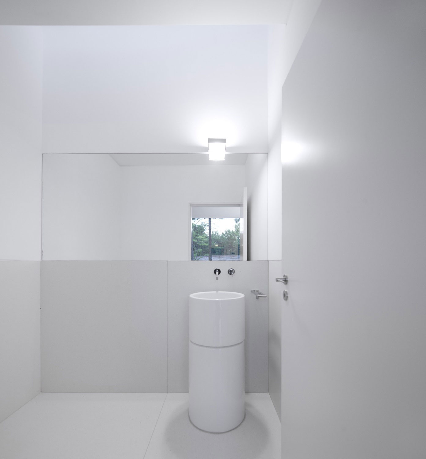 An Elegant Modern U-Shaped House in a Dense Pine Forest in Aroeira, Portugal by ColectivArquitectura (18)