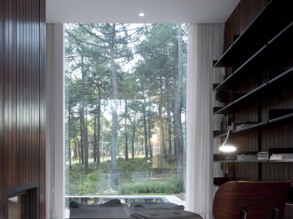 An Elegant Modern U-Shaped House in a Dense Pine Forest in Aroeira, Portugal by ColectivArquitectura (19)