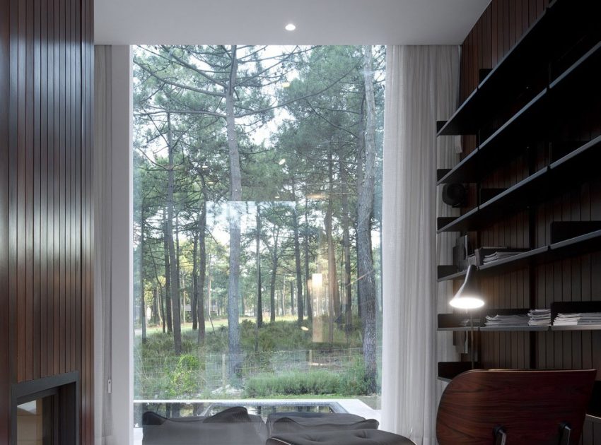 An Elegant Modern U-Shaped House in a Dense Pine Forest in Aroeira, Portugal by ColectivArquitectura (19)